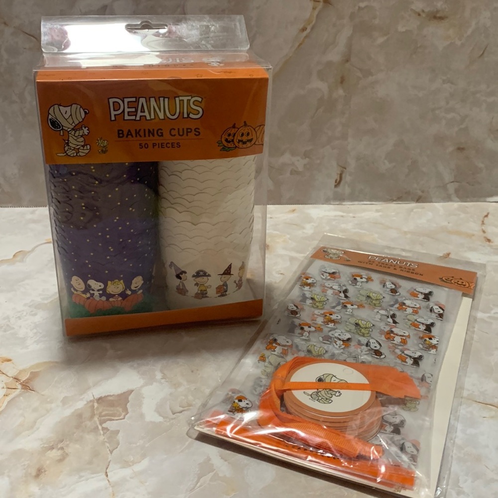 Peanuts: Halloween theme baking cups and treat bags